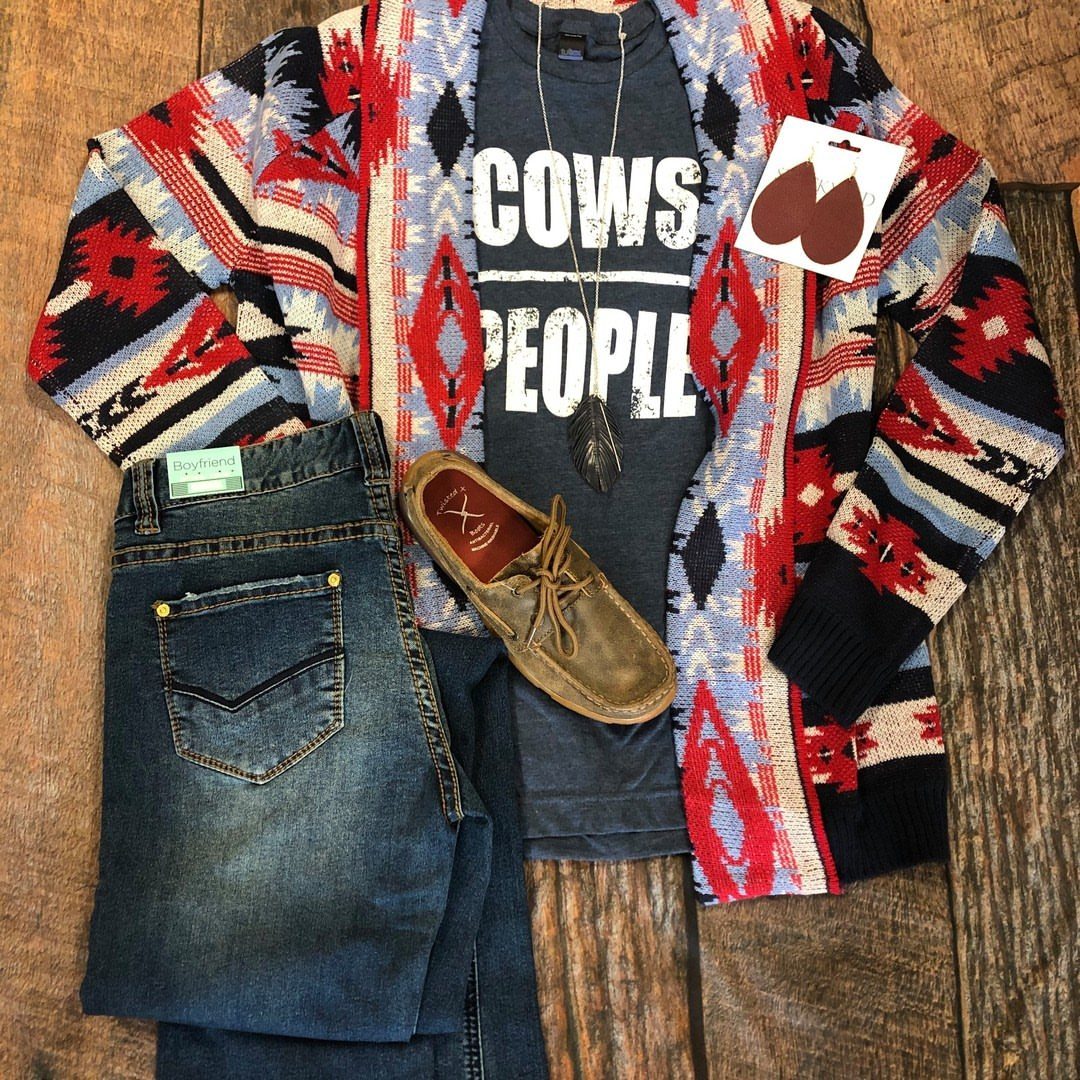 29 Fall Outfits Teens Can Copy, From Grunge to Cowgirl Looks 10 Aztec-patterned cardigan with a grey graphic tee, blue jeans, and brown loafers.